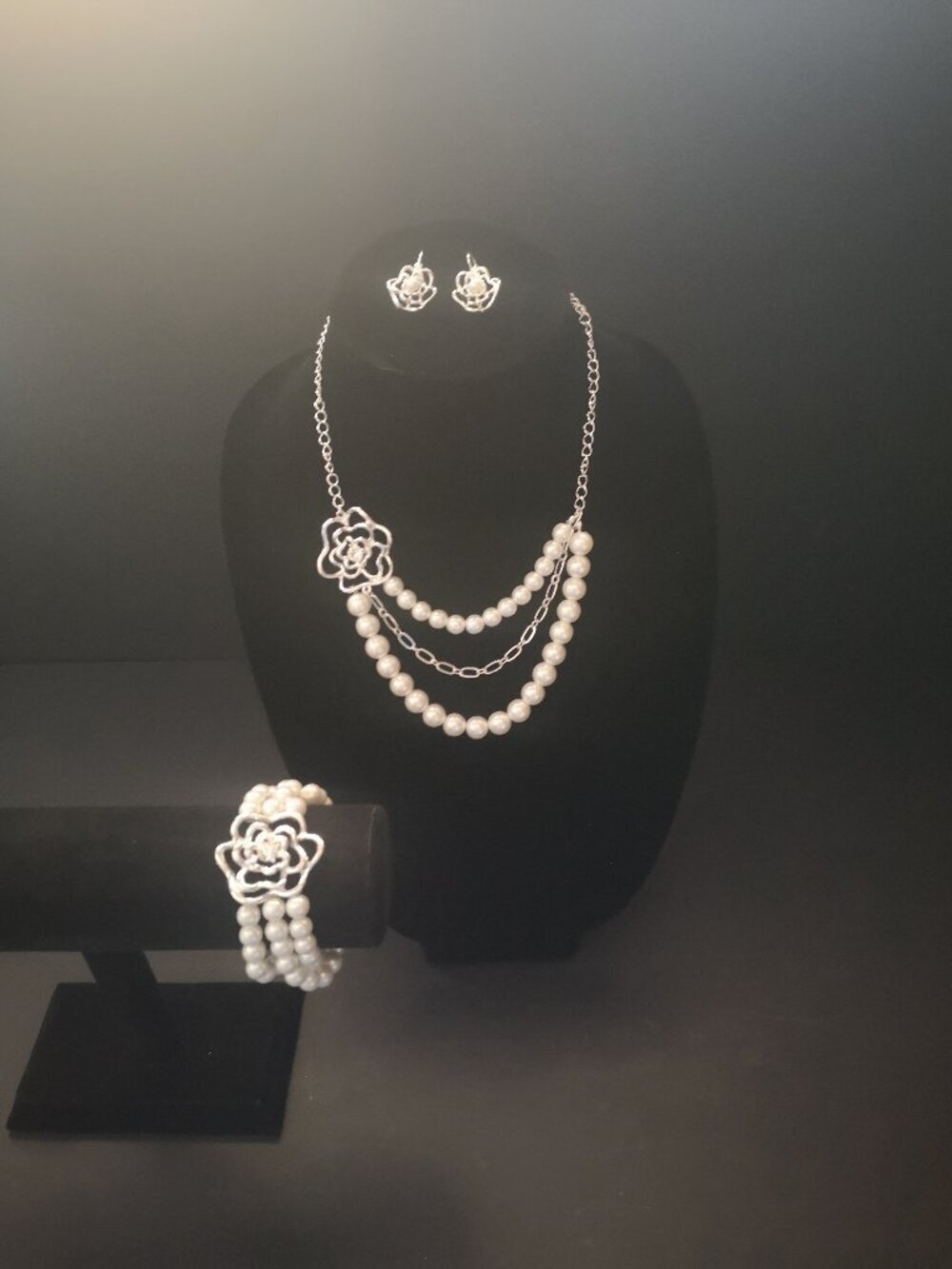 Avon 3 Piece Floral Bloom Pearlesque Necklace, Bracelet & Earrings Set White